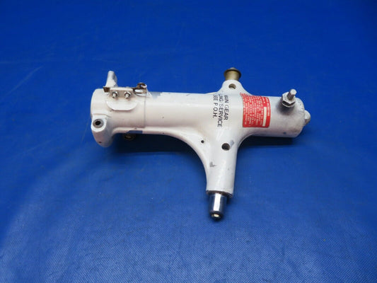 Piper PA-34-200T Seneca II RH Main Trunnion P/N 67926-13 (1024-237)