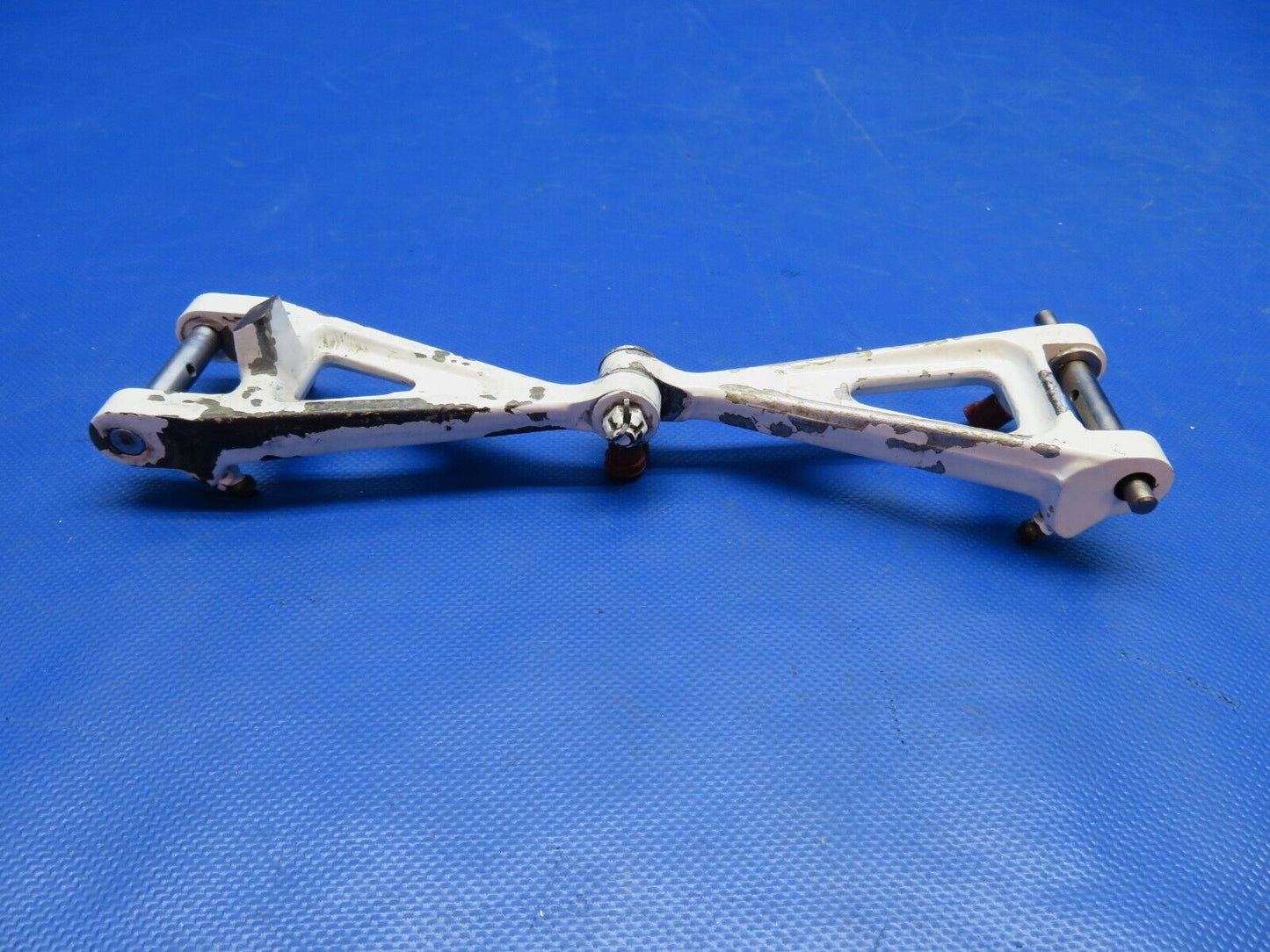 Beech 95 Upper & LWR Nose Gear Torque Knees w/ Pins P/N 35-820107-1 (0624-1807)