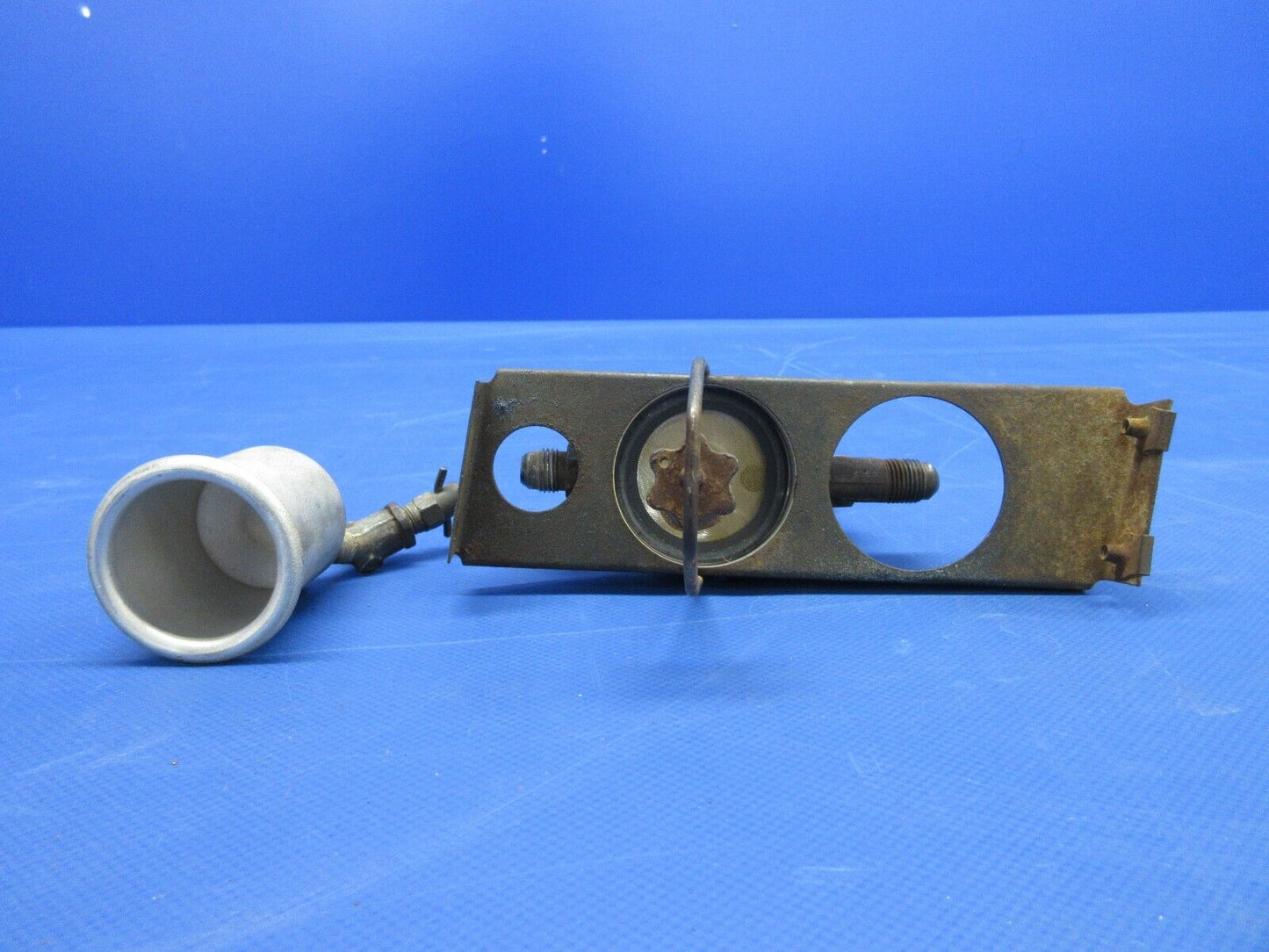 Piper PA-28-181 Archer Fuel Gascolator Assy With Bracket 62301-03 (0524-1044)