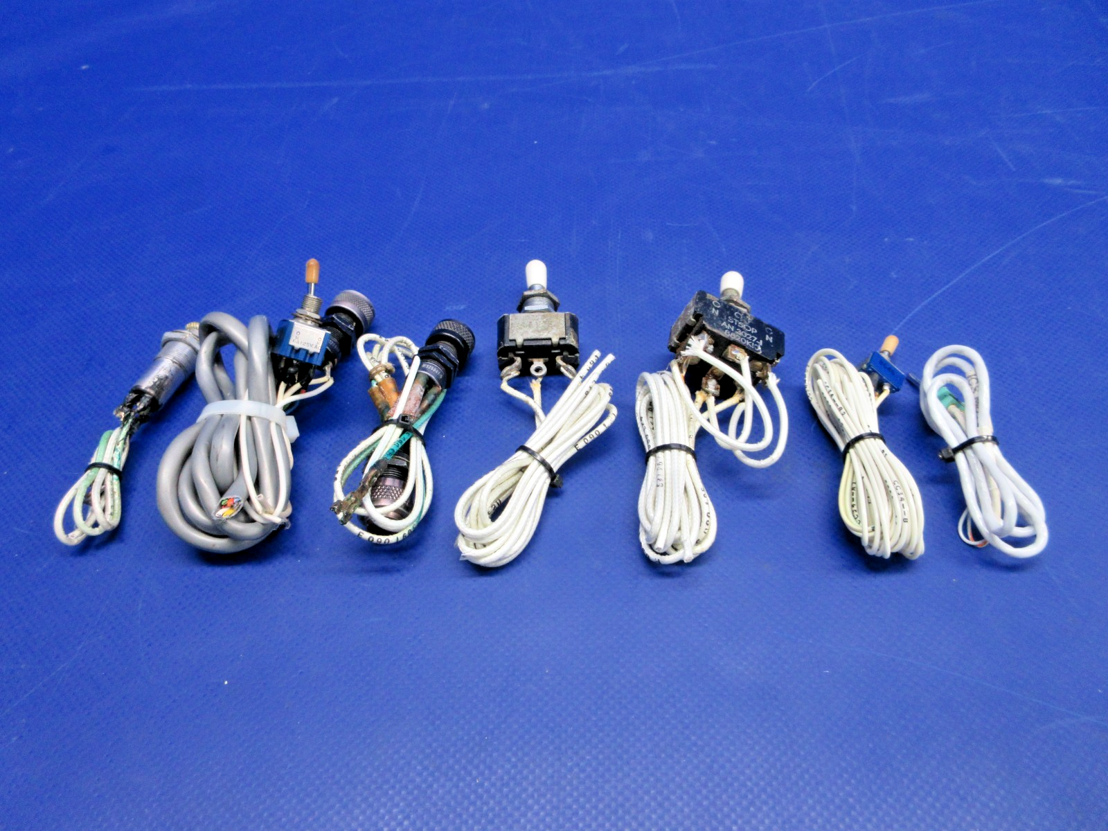 Cessna 310 / 310I Assorted Switches & Lights P/N AN3027-1 (0326-891)2
