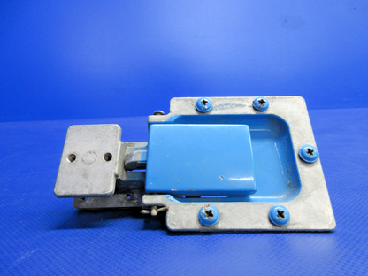 Cessna 150 / 172 Cabin Door Latch Housing P/N 0511258-1 (0826-717)2