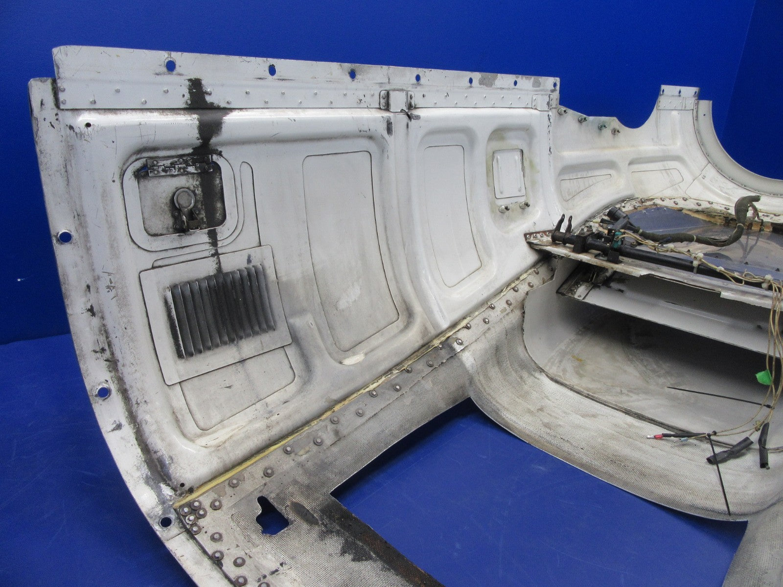 Piper PA-31T1 Cheyenne RH Lower Cowling P/N 50107-26 (0426-10)6