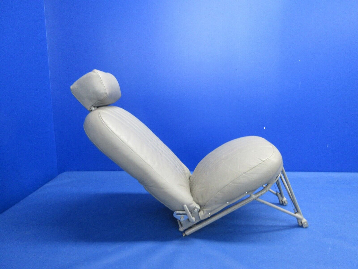 Piper PA-23-250 Aztec Front Seat Assy RH P/N 16450-03 (0624-892)