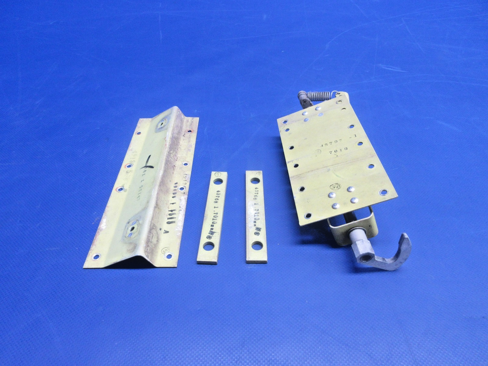 Rockwell Commander 112 LWR LH Cabin Door Latch P/N 43707-1 (0826-421)2