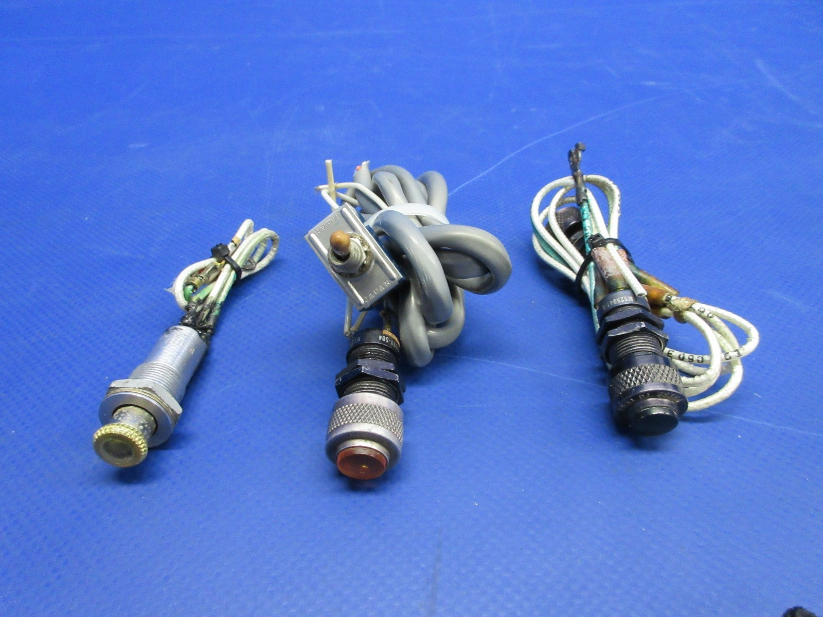 Cessna 310 / 310I Assorted Switches & Lights P/N AN3027-1 (0326-891)12