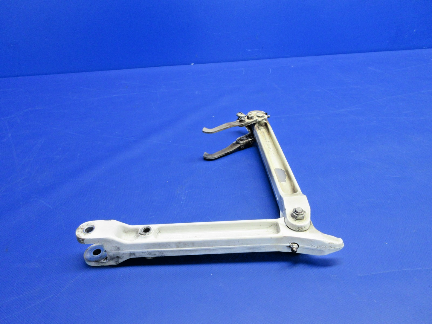 Cessna 310 / 310I Main Gear Links & Uplock Hook RH P/N 0841103-8 (0326-939)5