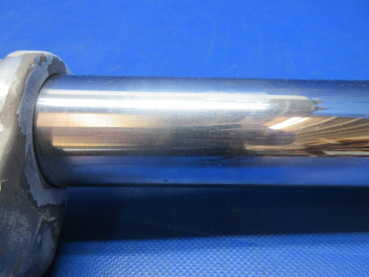 Piper PA-23-250 Aztec RH Main Gear Yoke, Rod & Axle P/N 31824-02 (0924-1289)