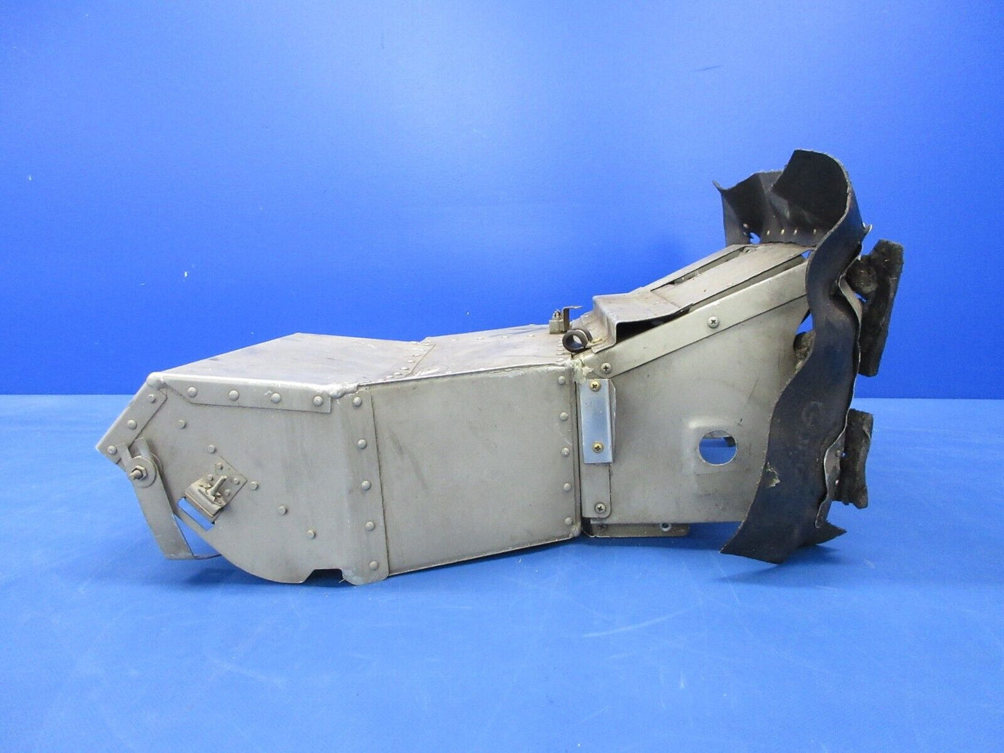 Piper PA-32RT-300T Nose Gear Induction Air Box Assy P/N 98634-03 (0924-2105)