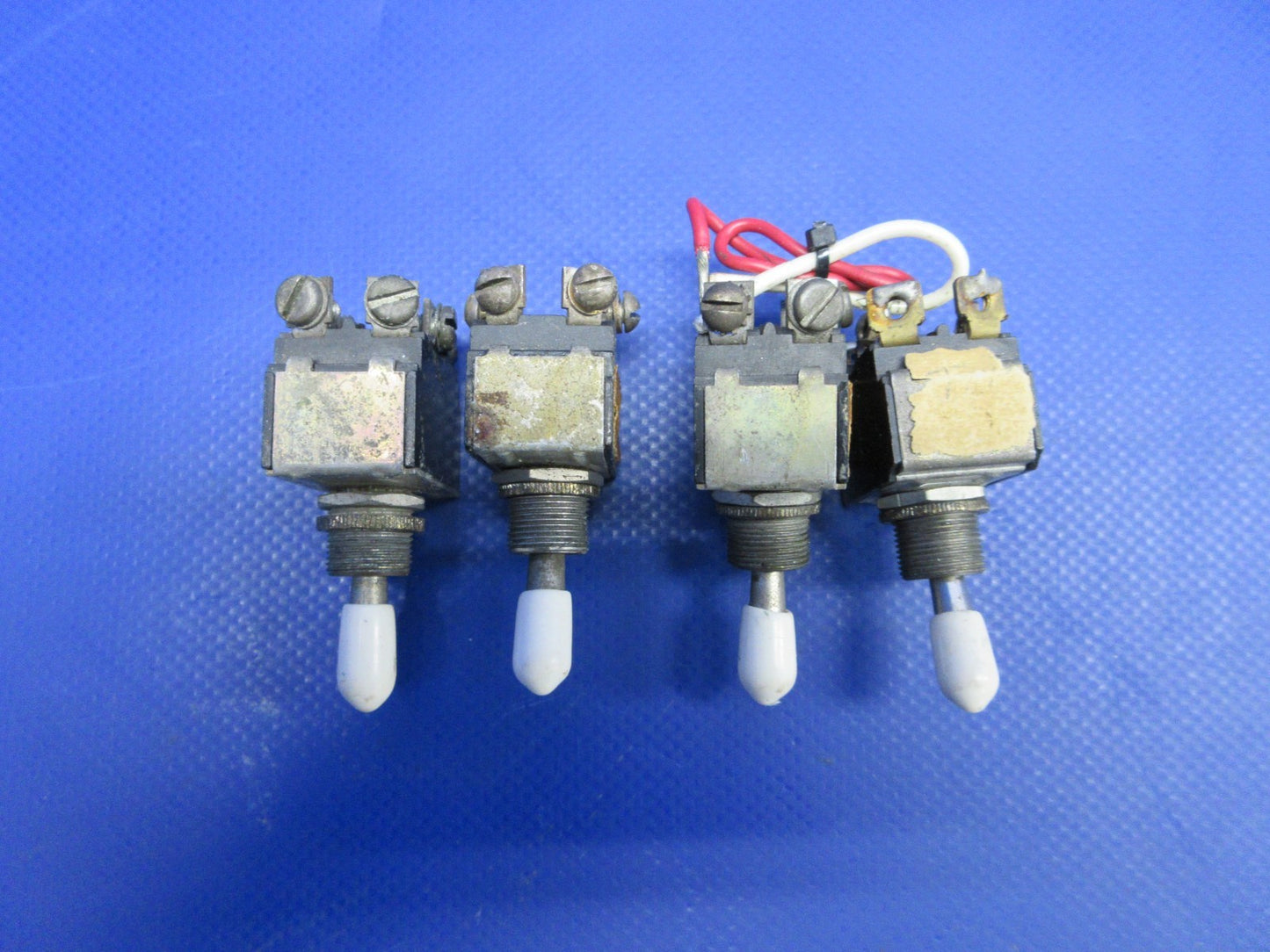 Cessna 310 / 310I Toggle Switch P/N AN-3027-1 LOT OF 4 (0326-895)1