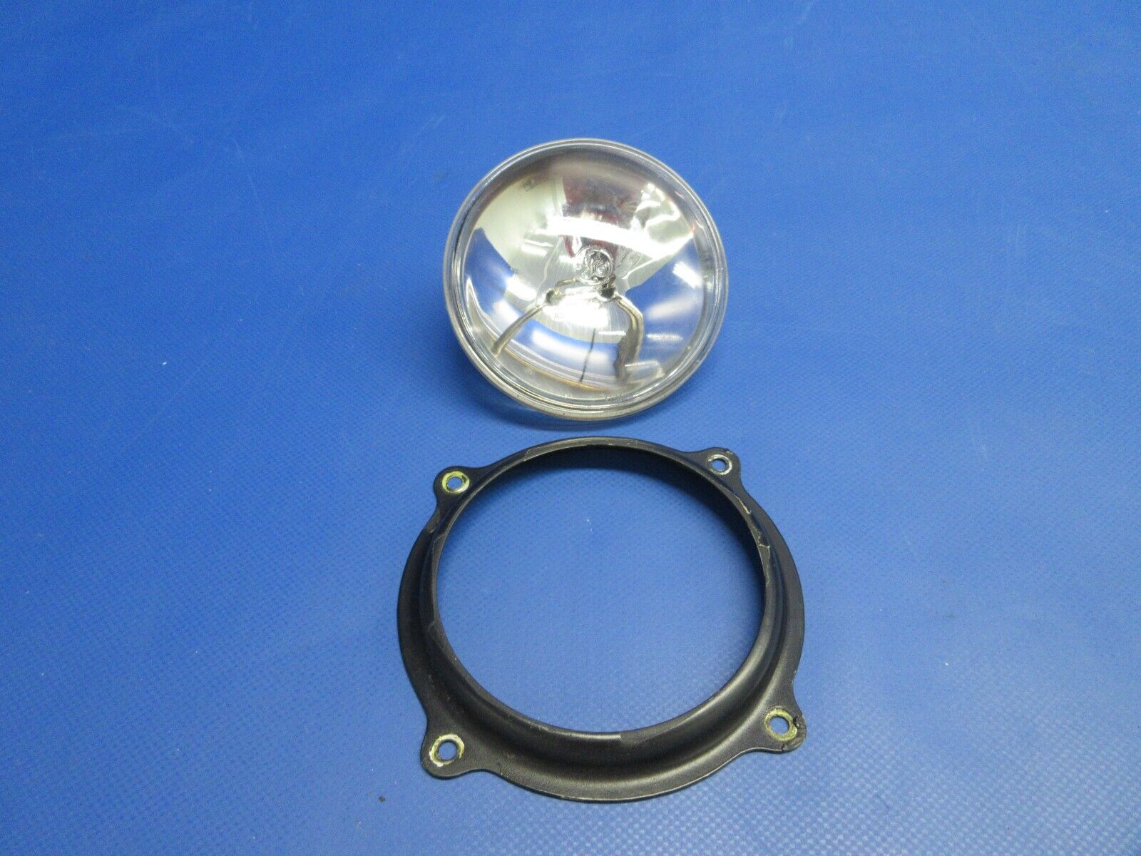 Beech C24R Sierra Taxi Light Retainer 169-110000-235 (0524-1169)