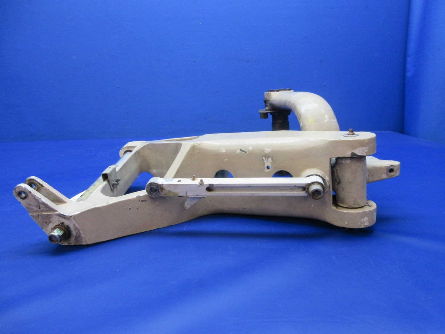 Beech 76 Duchess RH Main Landing Gear P/N 105-810019-2 (0526-2044)2