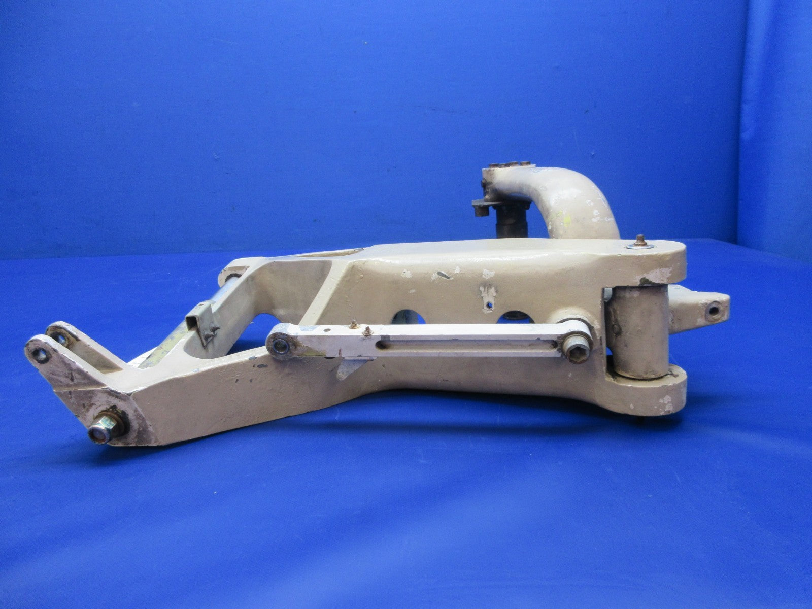 Beech 76 Duchess RH Main Landing Gear P/N 105-810019-2 (0526-2044)2