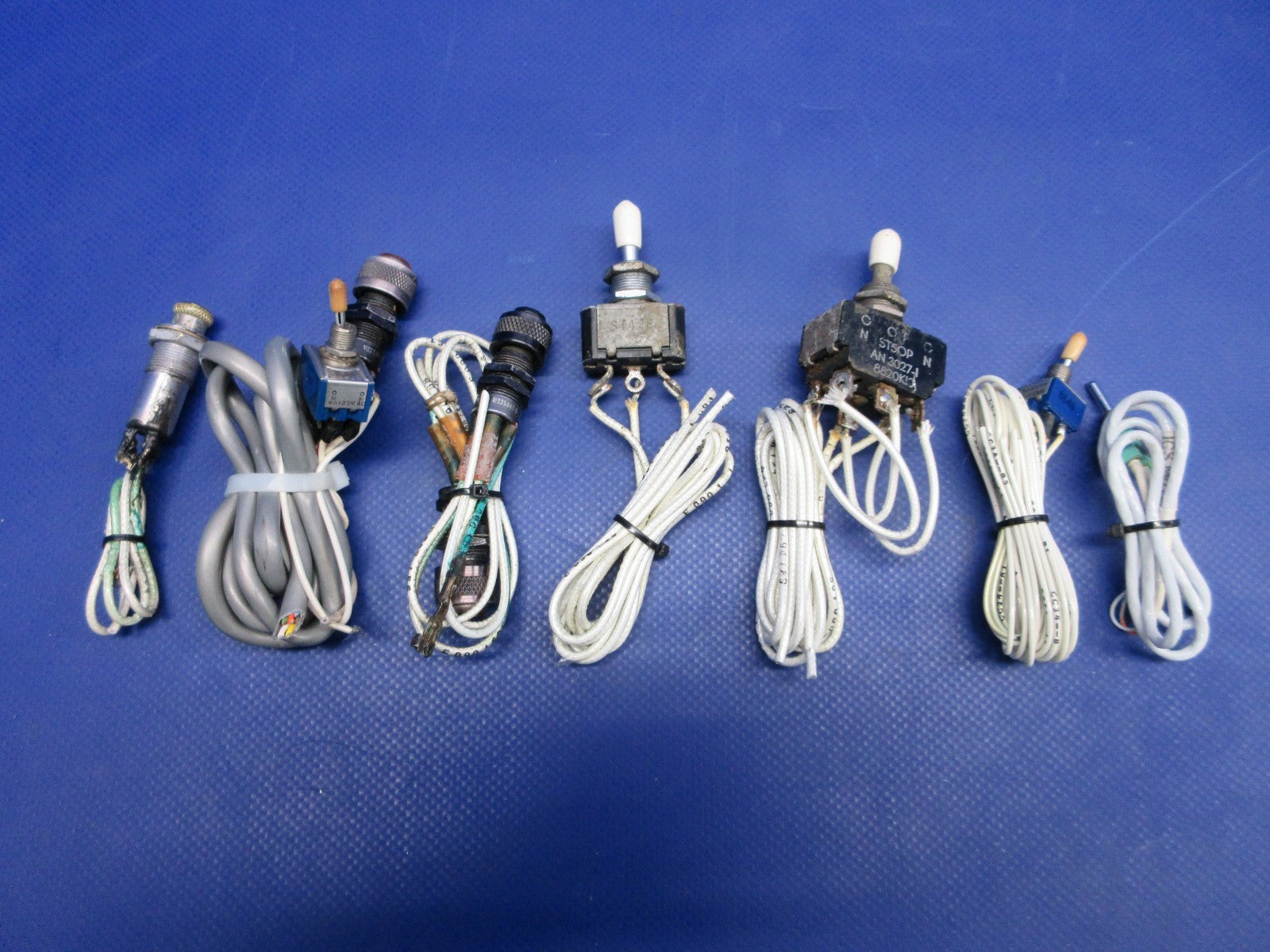 Cessna 310 / 310I Assorted Switches & Lights P/N AN3027-1 (0326-891)3