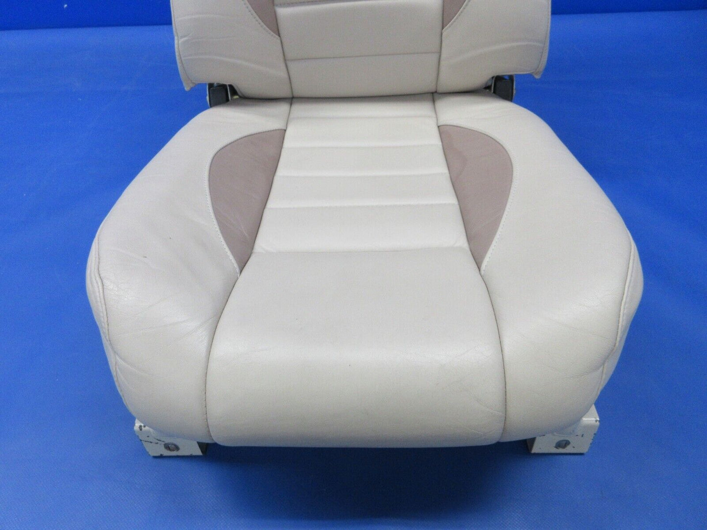 Piper PA-32RT-300T Center Aft Facing Seat Assy RH P/N 37799-02 (0924-1421)