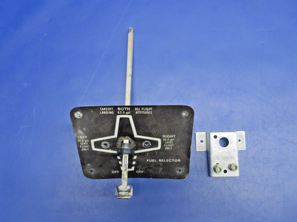 Cessna 172 / 172RG Fuel Selector Valve Shaft & Handle P/N 0716623-6 (0626-859)1