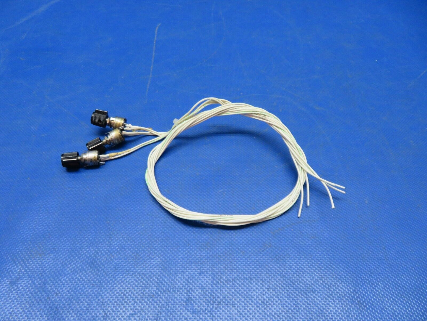 Piper PA-28-181 Archer Potentiometers w/ Knobs RV6NAYSA502A LOT OF 3 (1124-138)