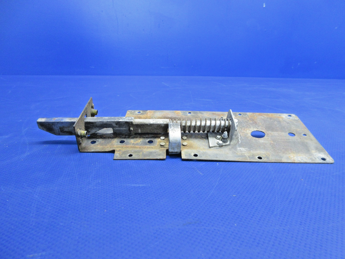 Cessna 150 / 152 RH Cabin Door Latch P/N 0511260-2 FOR PARTS (0926-899)8