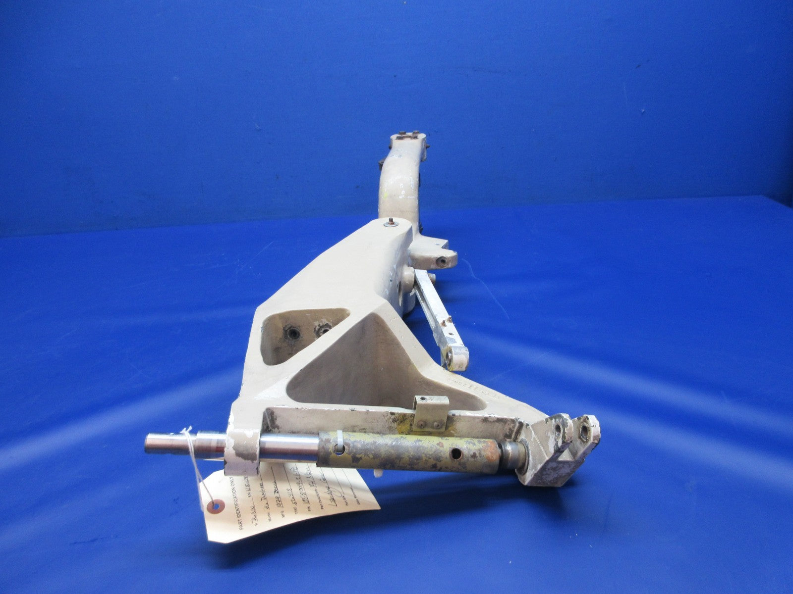 Beech 76 Duchess RH Main Landing Gear P/N 105-810019-2 (0526-2044)5