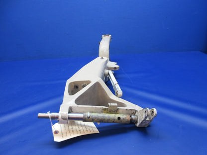 Beech 76 Duchess RH Main Landing Gear P/N 105-810019-2 (0526-2044)5