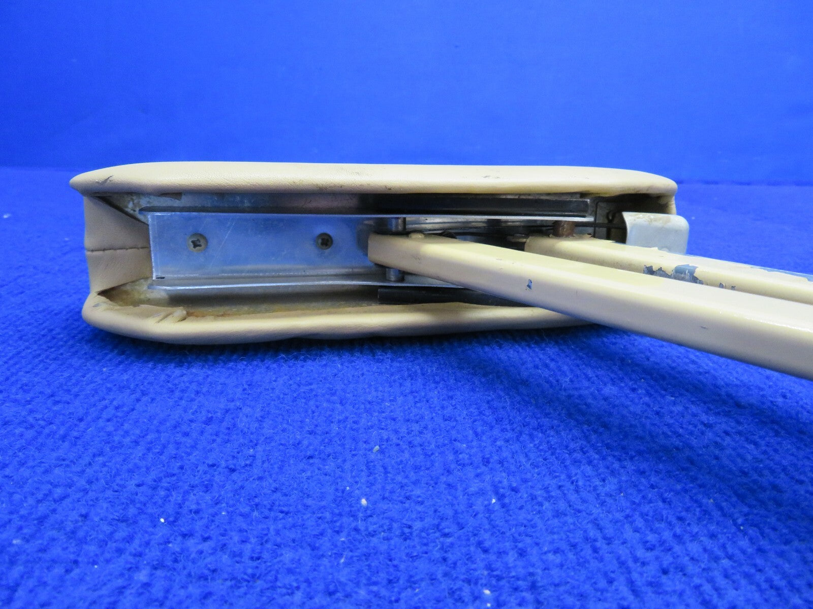 Piper PA-46 Adjustable Armrest Assy w/ RH Support P/N 84726-003 (0322-484)3