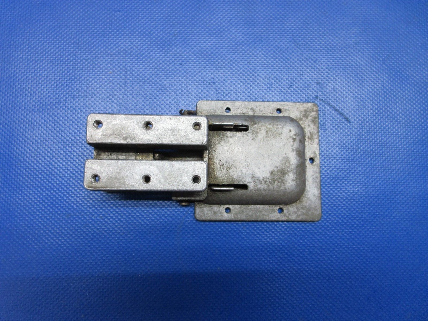 Cessna 150 RH Cabin Door Latch Assy P/N C511258-495 FOR PARTS (0724-1914)