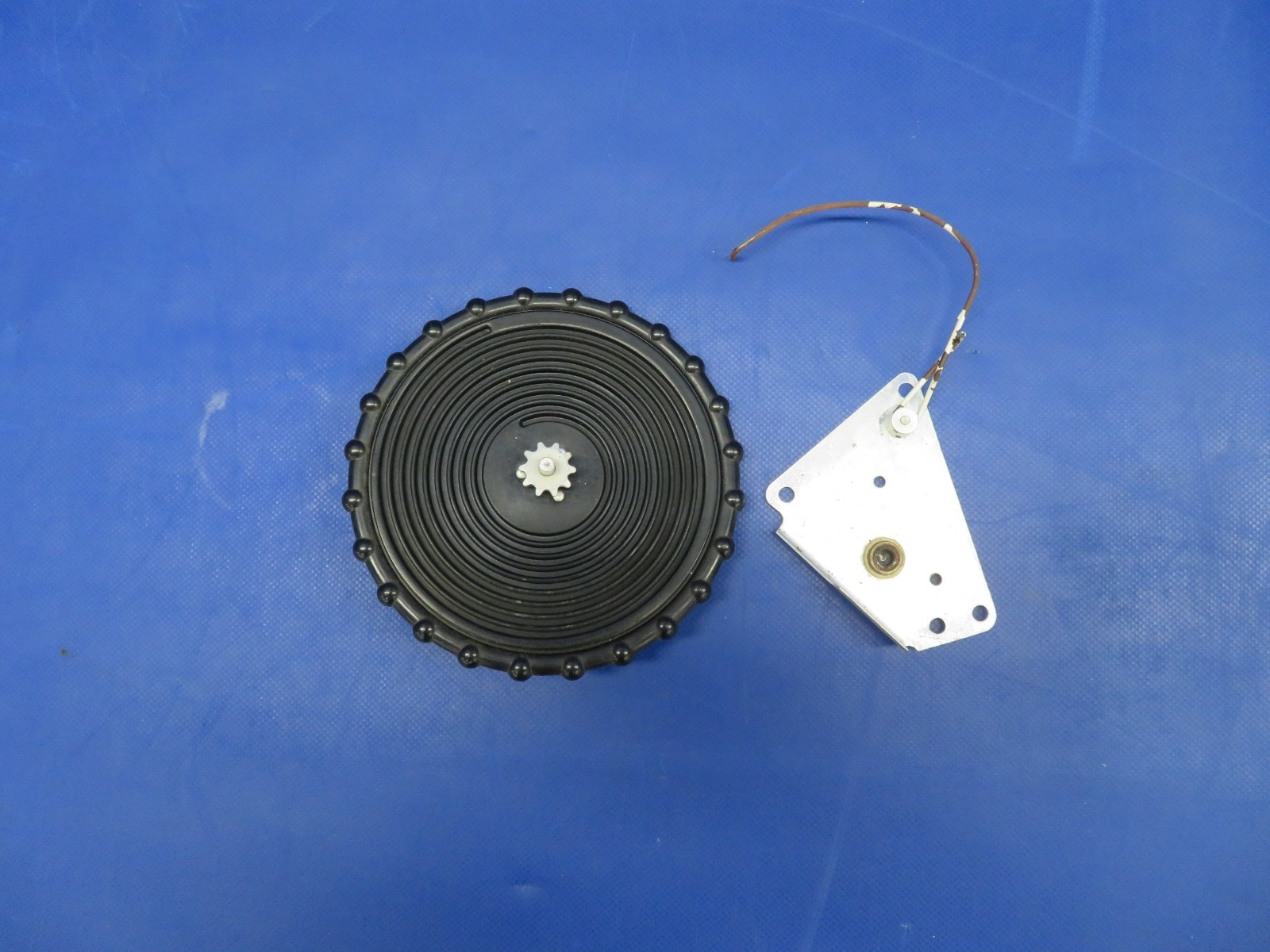 Cessna 172M Elevator Trim Wheel & Indicator P/N 0713642-1 (0826-409)1