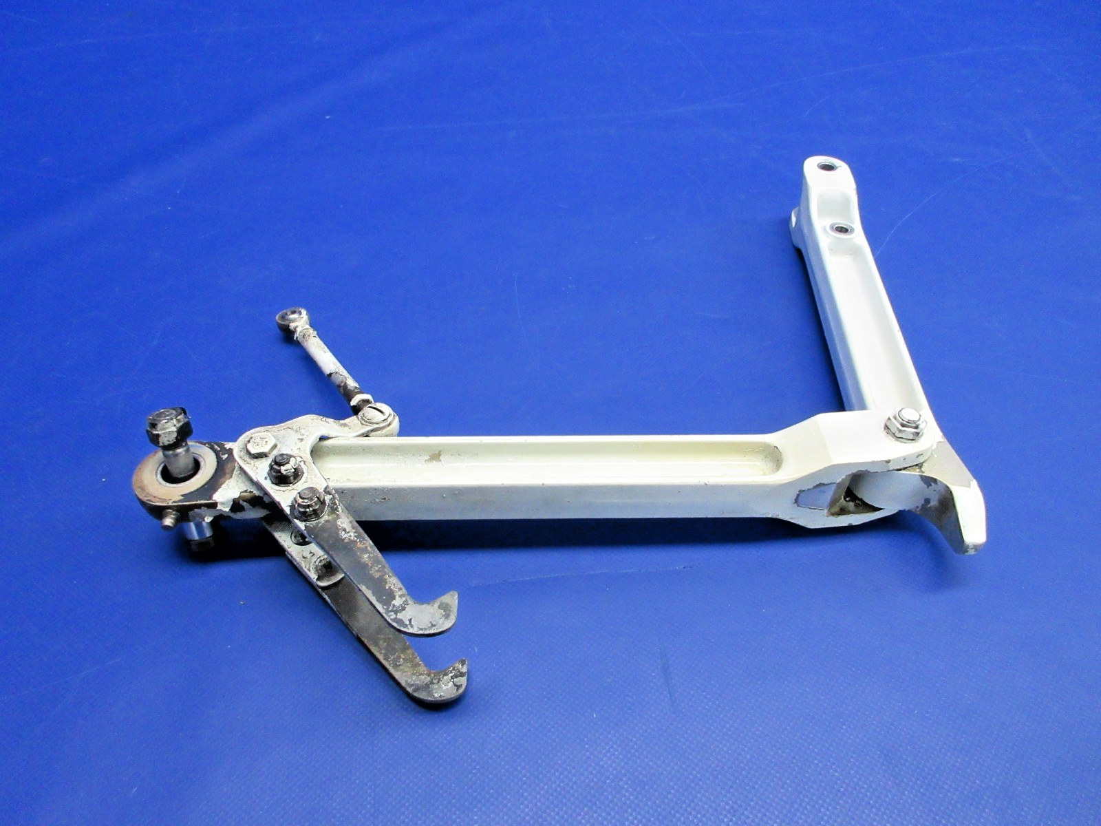 Cessna 310 / 310I Main Gear Links & Uplock Hook LH P/N 0841103-7 (0326-937)8