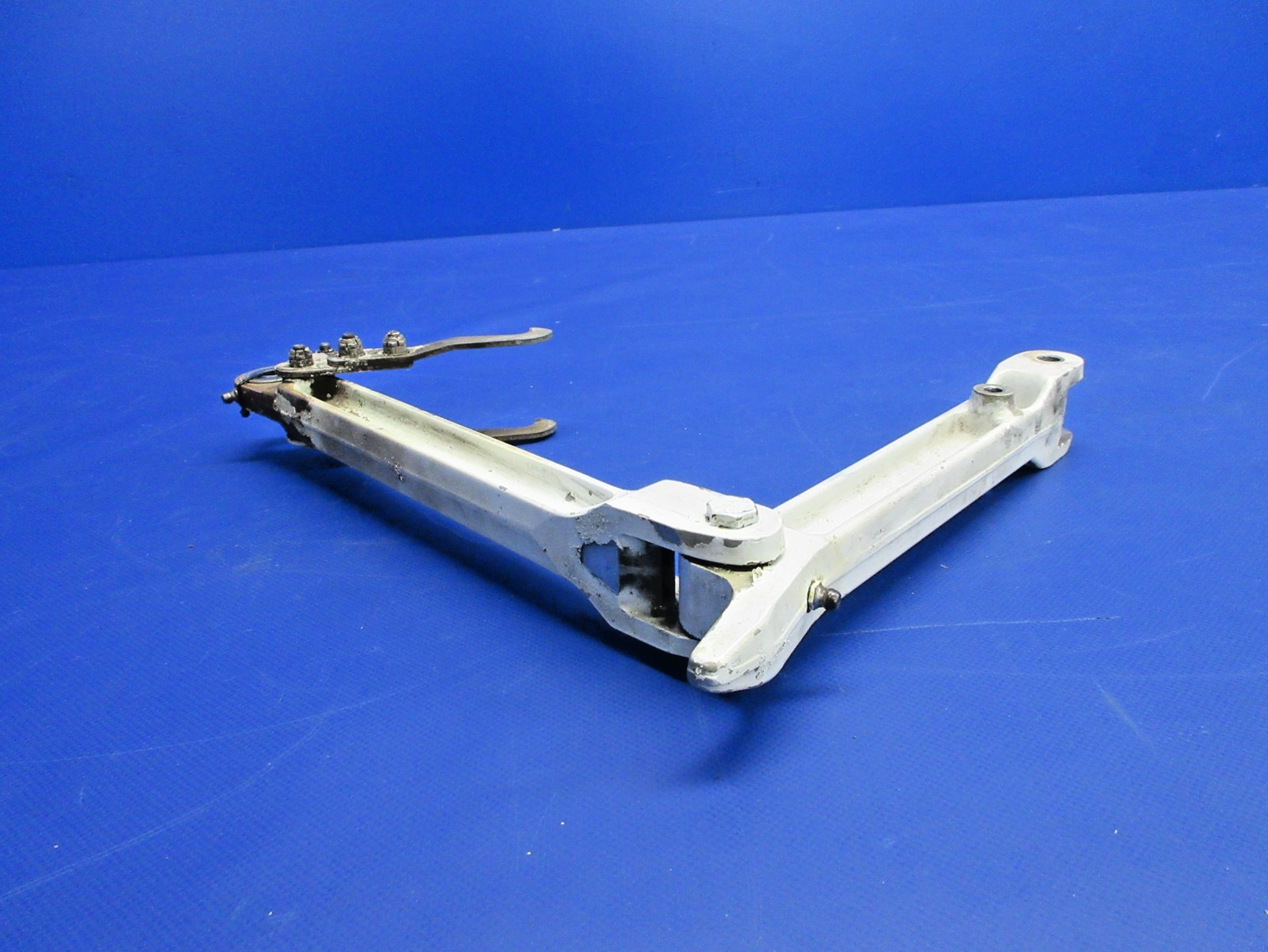 Cessna 310 / 310I Main Gear Links & Uplock Hook RH P/N 0841103-8 (0326-939)8