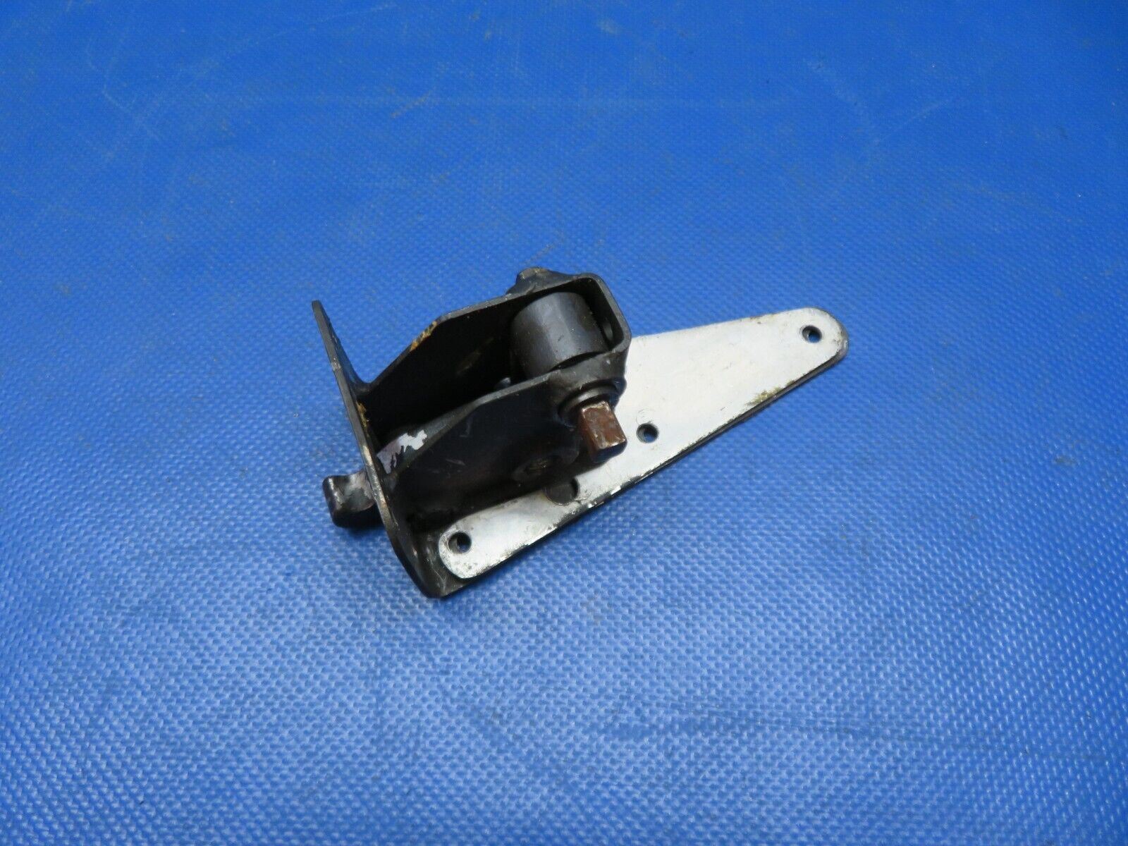 Cessna 337 / P337H Skymaster Front Lower Door Latch Assy 1511408-161 (0824-194)