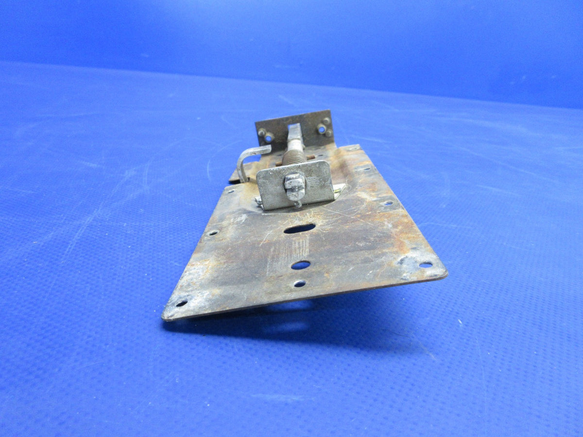 Cessna 150 / 152 RH Cabin Door Latch P/N 0511260-2 FOR PARTS (0926-899)9