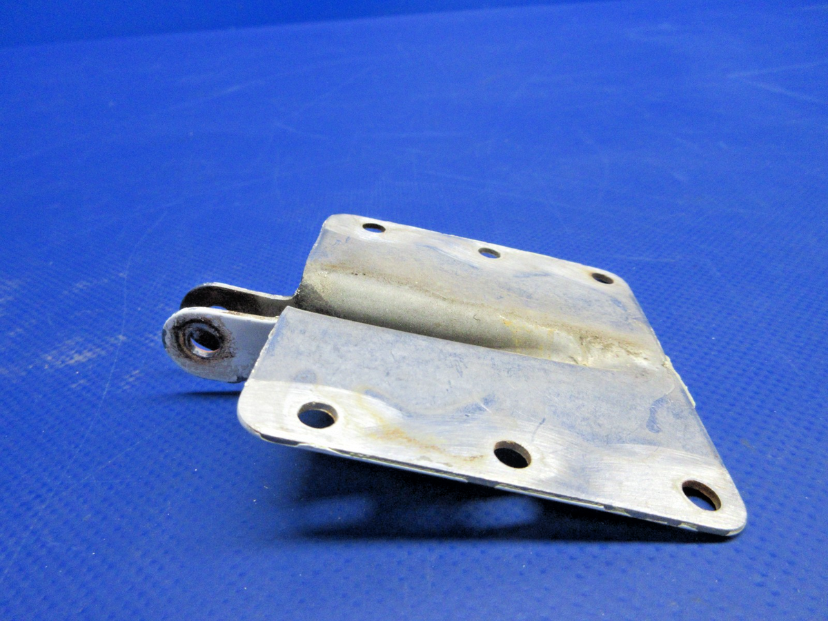 Piper PA-34-200T Seneca II Aft Cabin Door Hinge P/N 68174-00 LOT OF 2 (0626-889)11
