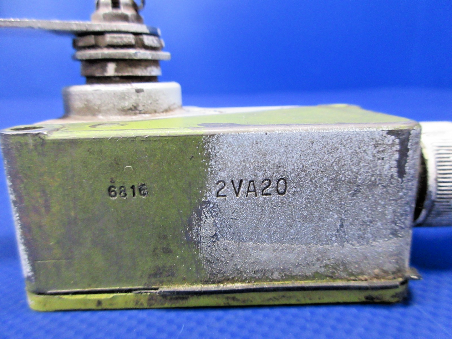 Cessna 421 Micro-Switch Main Gear Safety Switch P/N 2VA20 TESTED (0826-703)2