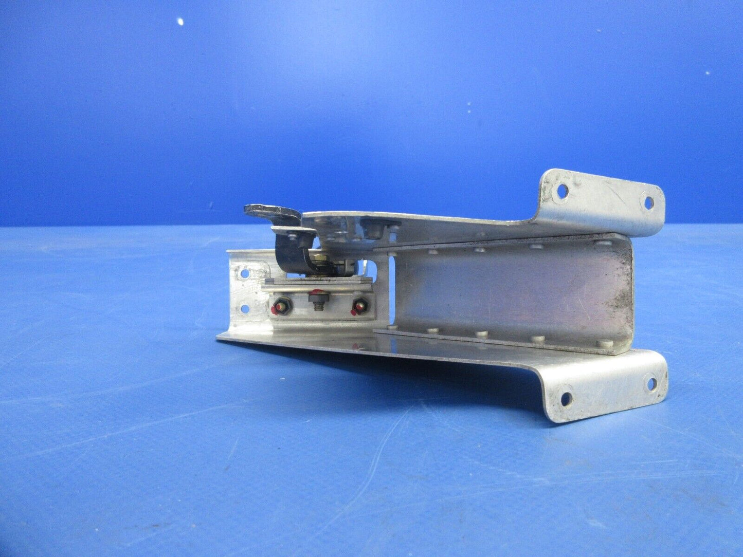 Piper PA-32RT-300T Lance II Cowl Flap Lever Pivot Assy P/N 98548-02 (0924-946)