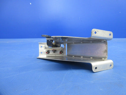 Piper PA-32RT-300T Lance II Cowl Flap Lever Pivot Assy P/N 98548-02 (0924-946)