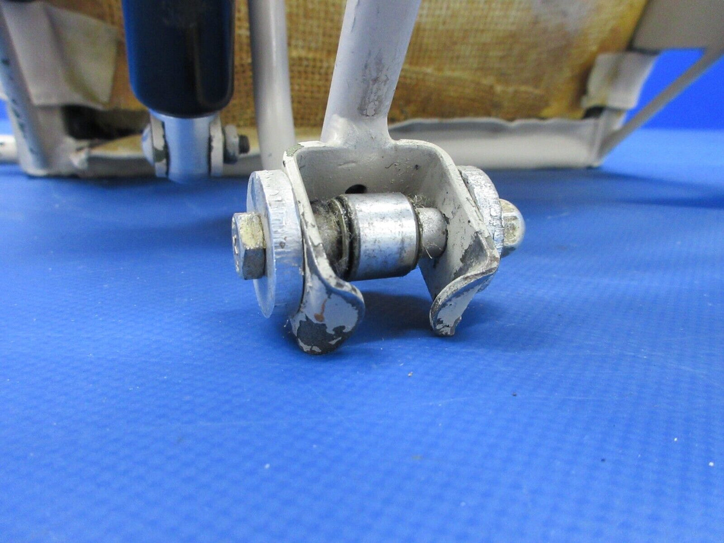 Piper PA-32RT-300T Vertical Adjust Front Pilot Seat Assy 79592-02 (0924-1424)