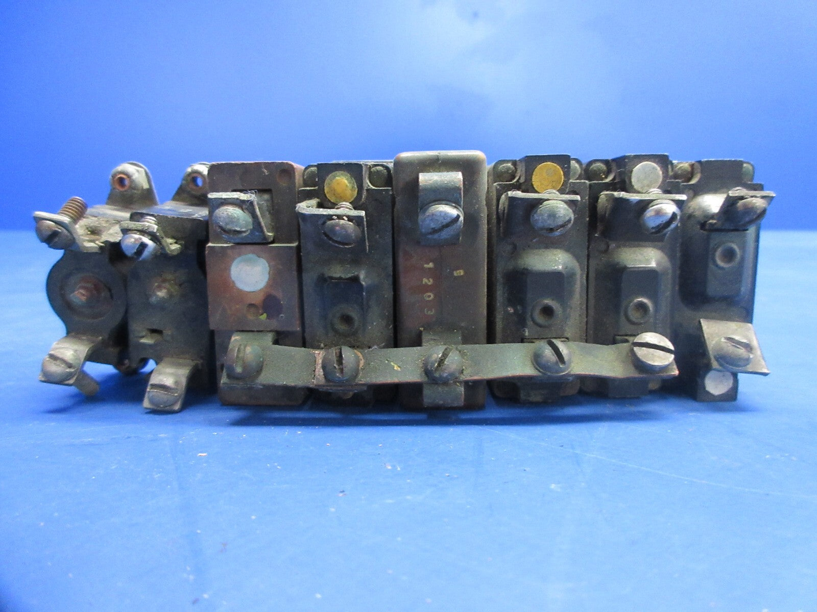 Bell 47J-2 Helicopter Assorted Switches & Circuit Breakers 43A8304 (1124-894)3