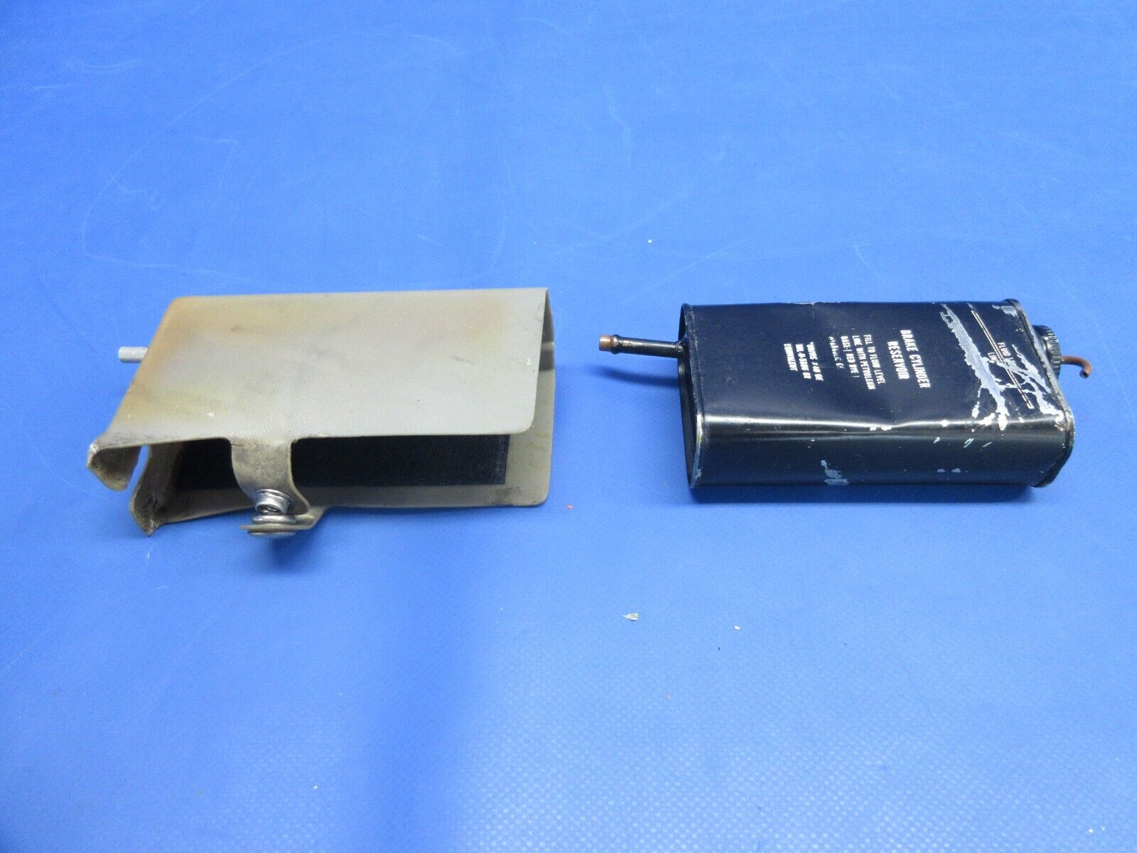 Piper PA-32RT-300T Lance II Brake Cylinder Reservoir & Case 38465-02 (0924-887)