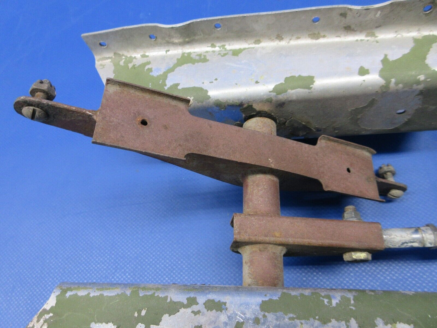 Cessna 210 Aileron Bellcrank Assy LH w/ Brackets & Rod P/N 1221087-1 (0624-1328)