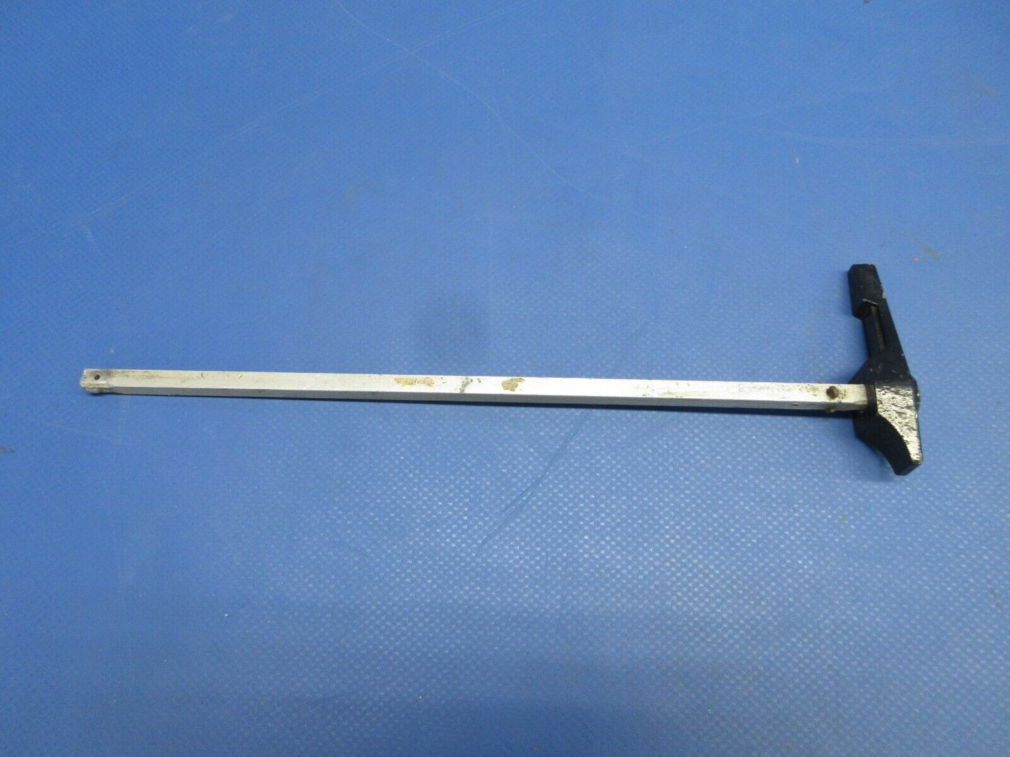Cessna 172 / 172P Fuel Selector Shaft w/ Handle P/N 0516024-2 (0824-1209)