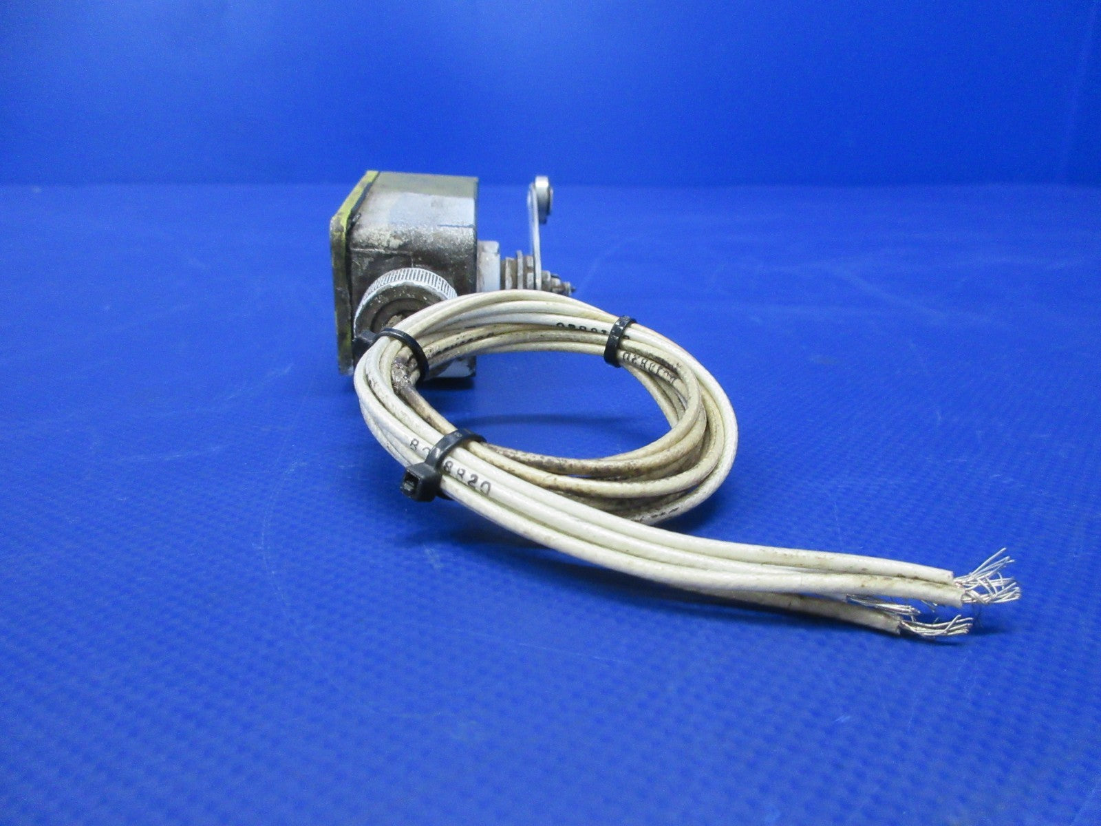 Cessna 421 Micro-Switch Main Gear Safety Switch P/N 2VA20 TESTED (0826-703)5