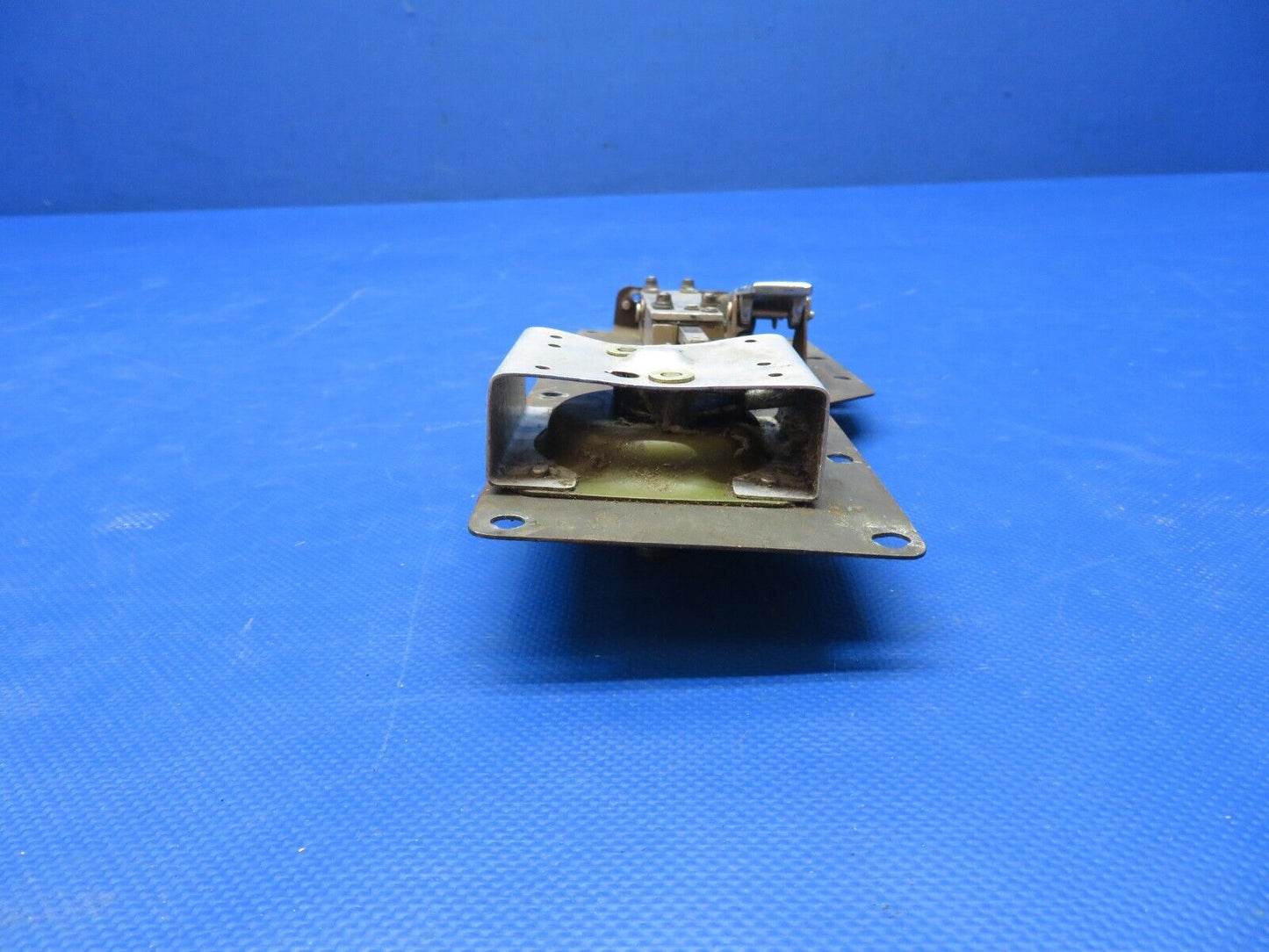 Cessna 180 / 180K Cabin Door Latch Assy LH P/N 1511205-16 (0724-1830)