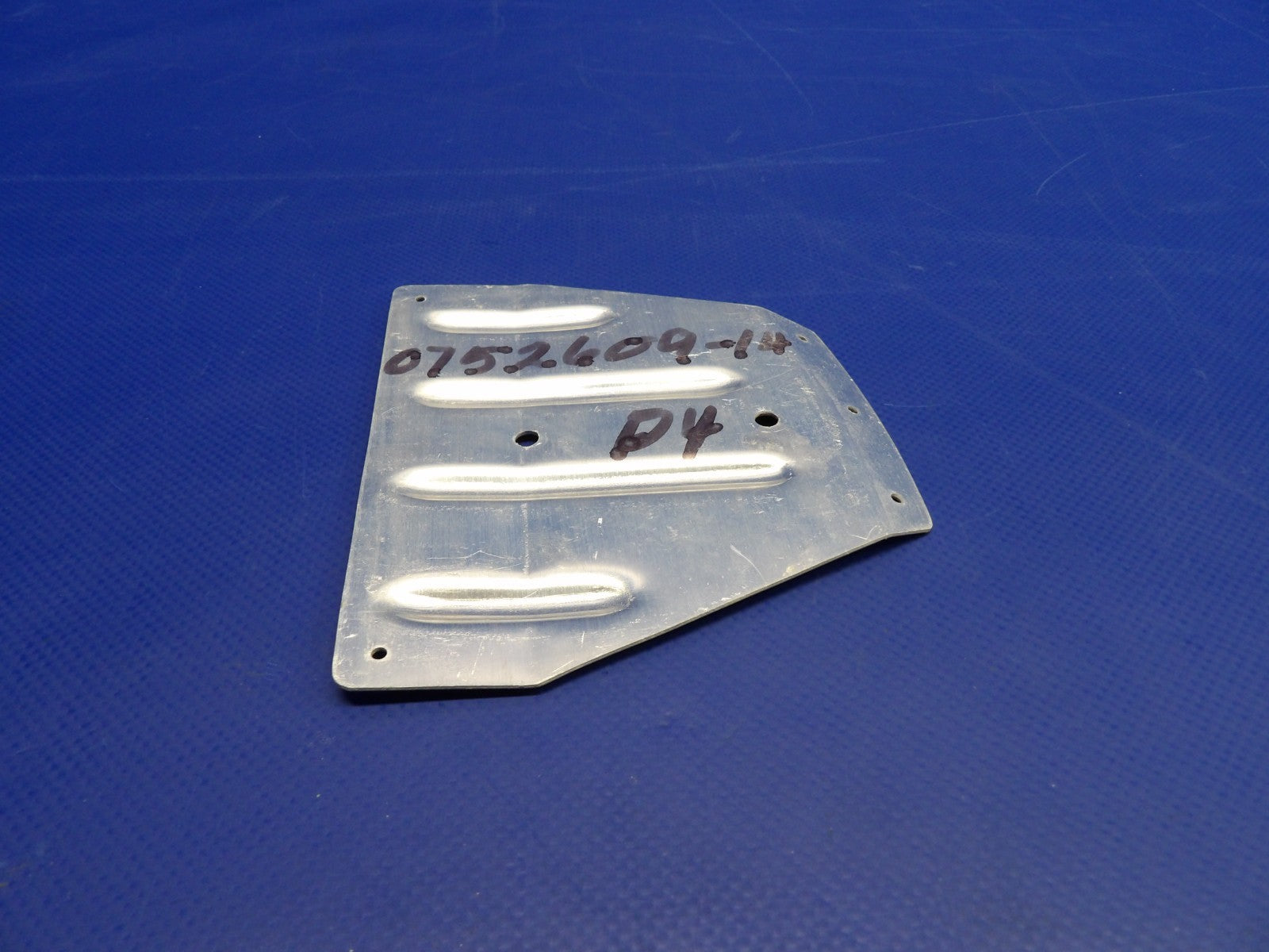 Cessna 182 RH Cowl Flap Bracket Hinge P/N 0752609-14 NOS (0426-1237)11