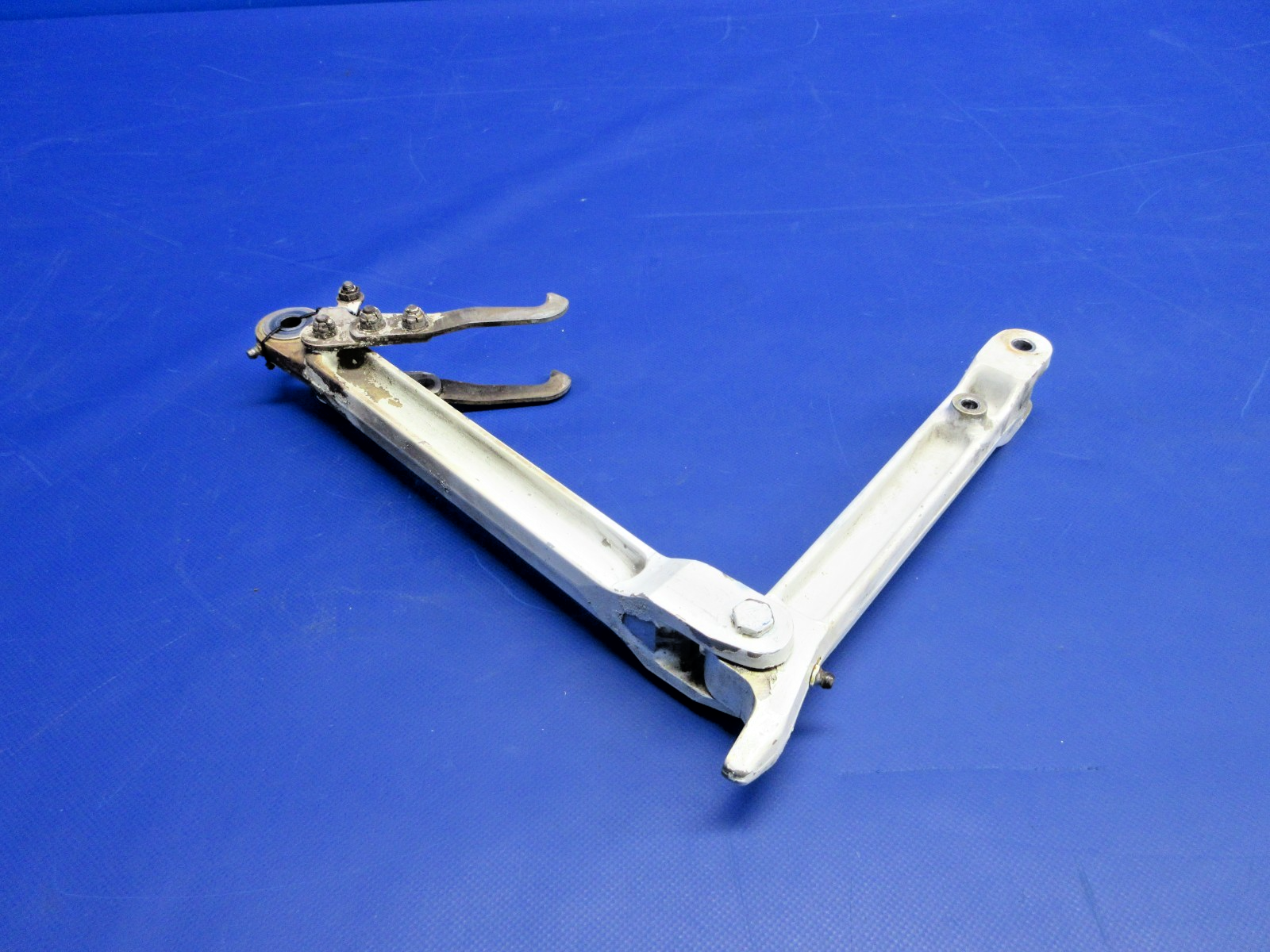 Cessna 310 / 310I Main Gear Links & Uplock Hook RH P/N 0841103-8 (0326-939)2