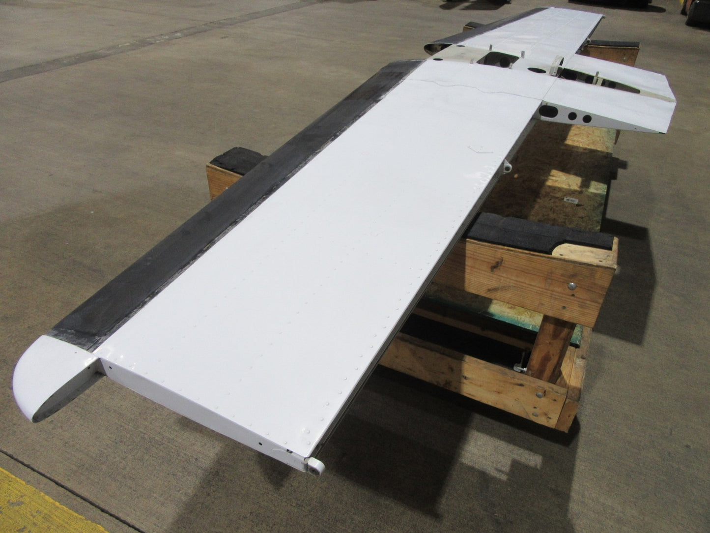 Cessna 421 Horizontal Stabilizer P/N 5032000-17 w/ De-Ice Boots (0326-39)7
