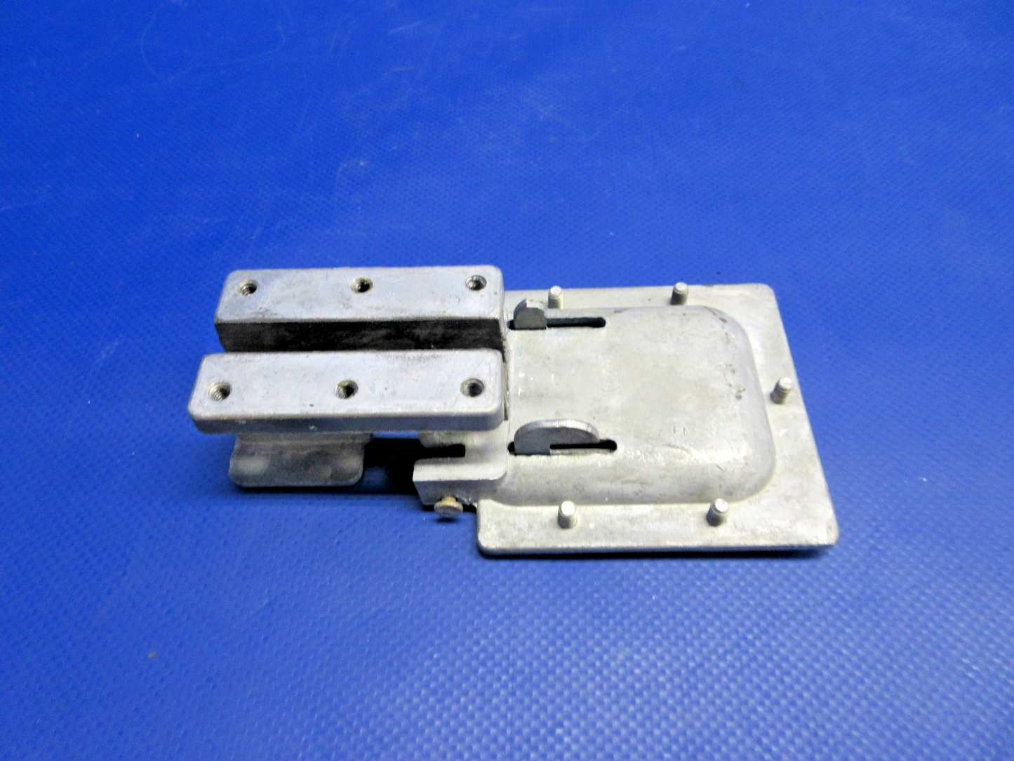 Cessna 150 / 172 Cabin Door Latch Housing P/N 0511258-1 (0826-717)6