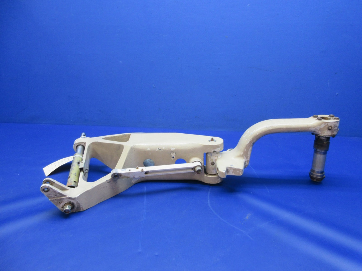 Beech 76 Duchess RH Main Landing Gear P/N 105-810019-2 (0526-2044)6
