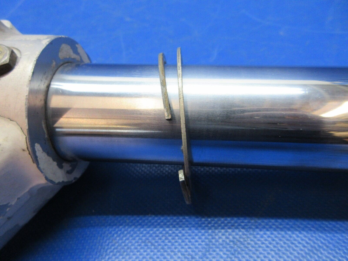 Piper PA-34-200T MG Strut, Fork & Axle w/ Nut & Bushing P/N 67037-06 (0924-1411)
