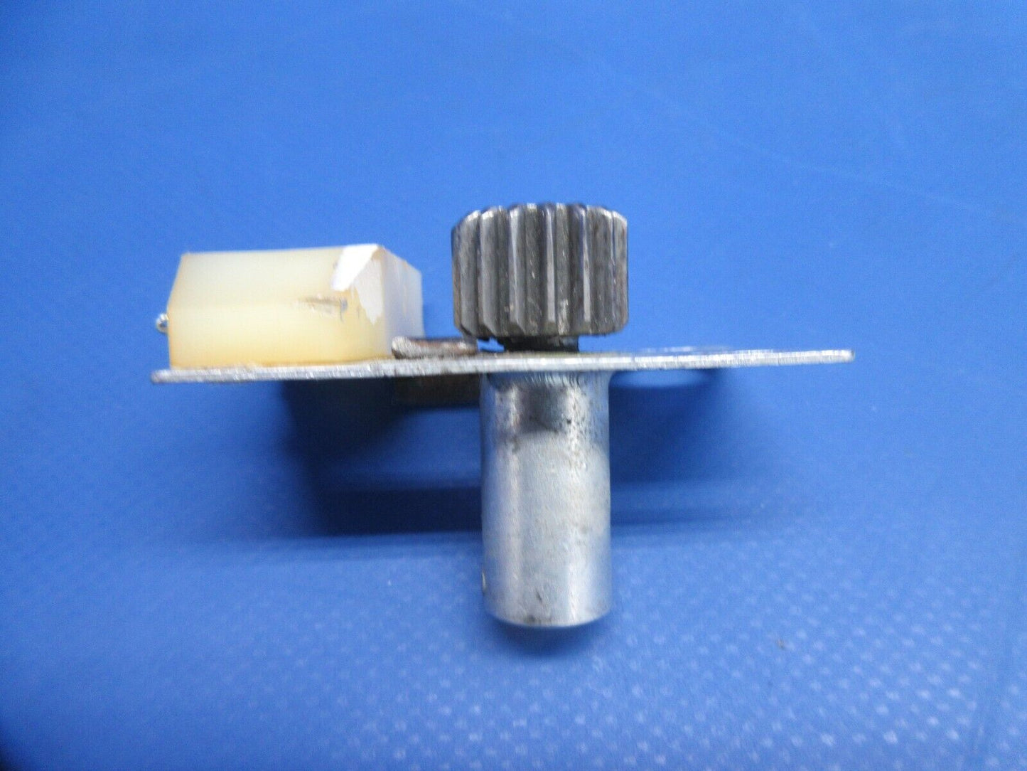 Cessna 177 / 177B Cardinal Cabin Door Clutch Assy RH P/N 1712080-2 (0824-1033)