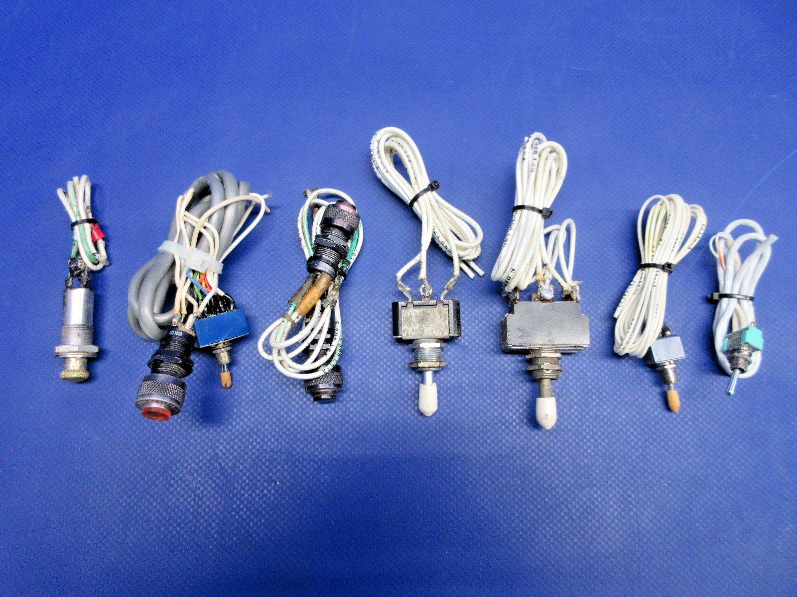 Cessna 310 / 310I Assorted Switches & Lights P/N AN3027-1 (0326-891)1