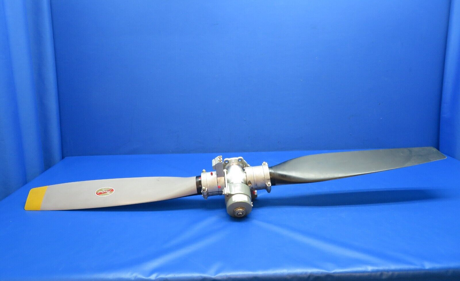 Piper PA-23-250 Aztec Hartzell Propeller Model HC-A2XK-2 (0524-99)